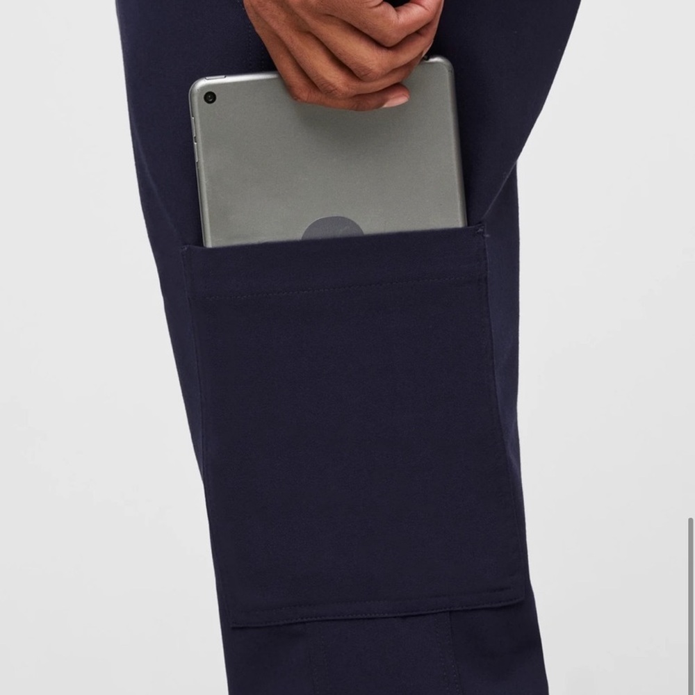 New FIGS men’s Axim Scrubs Pants Drawstring 7 pockets cargo Large Navy Blue - Picture 6 of 14
